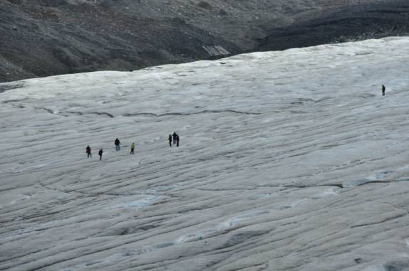 Pessoas caminham pelo Columbia Ice Fields, no Jasper National Park, em Alberta, no Canadá